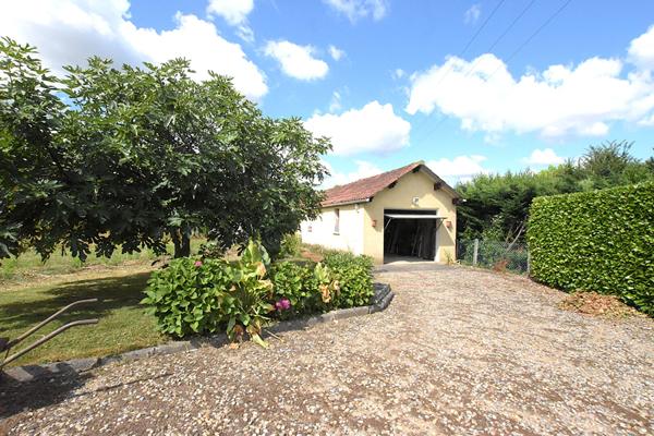 À moderniser : maison bien située avec terrain clos et puits !