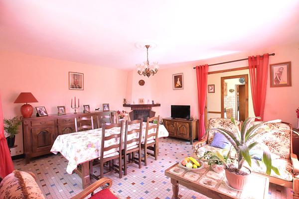 À moderniser : maison bien située avec terrain clos et puits !