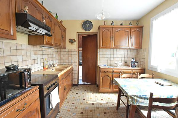 À moderniser : maison bien située avec terrain clos et puits !