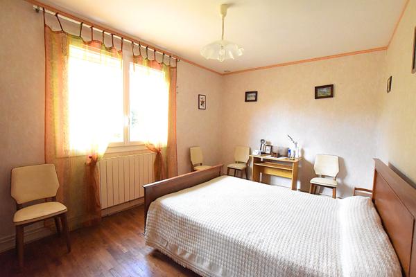 À moderniser : maison bien située avec terrain clos et puits !