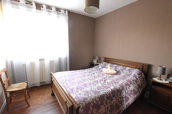 À moderniser : maison bien située avec terrain clos et puits !