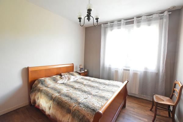 À moderniser : maison bien située avec terrain clos et puits !