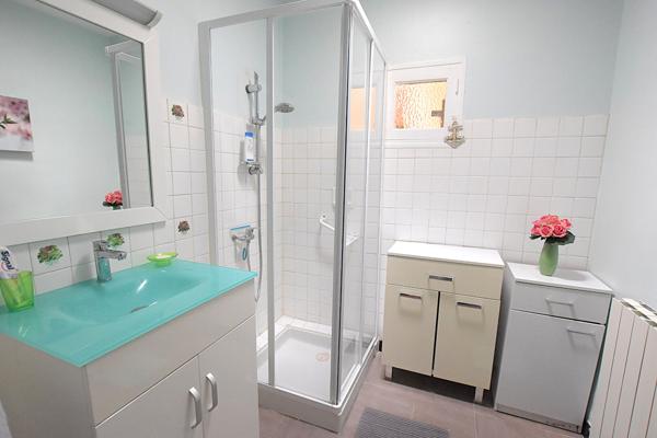 À moderniser : maison bien située avec terrain clos et puits !