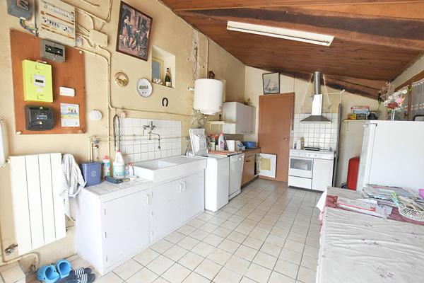 À moderniser : maison bien située avec terrain clos et puits !