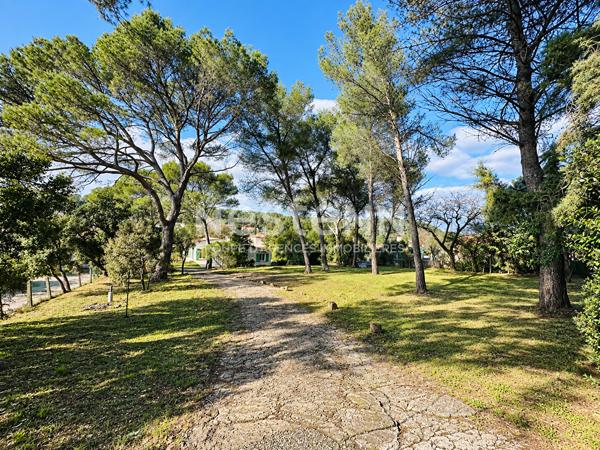 A VENDRE-LA CRAU Maison de plain-pied 157 m² -Terrain de 2 494 m² avec potentiel de division
