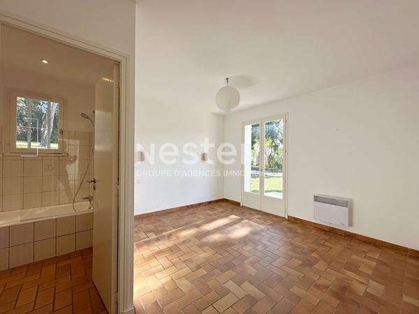 A VENDRE-LA CRAU Maison de plain-pied 157 m² -Terrain de 2 494 m² avec potentiel de division