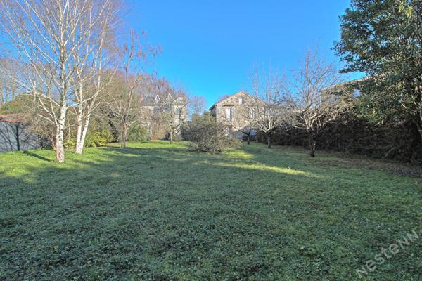 AGEN - Immeuble de caractère avec dépendance jardin et garages sur un terrain de 2600 m² environ..