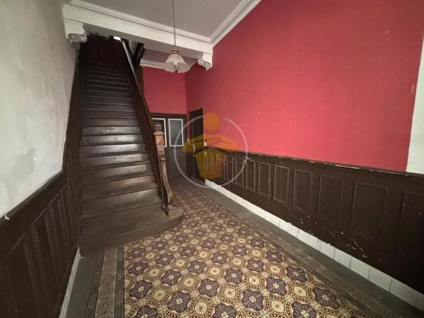 Vente                                                      Maison
                        
                     8 pièces                      190 m2                     à La Fère