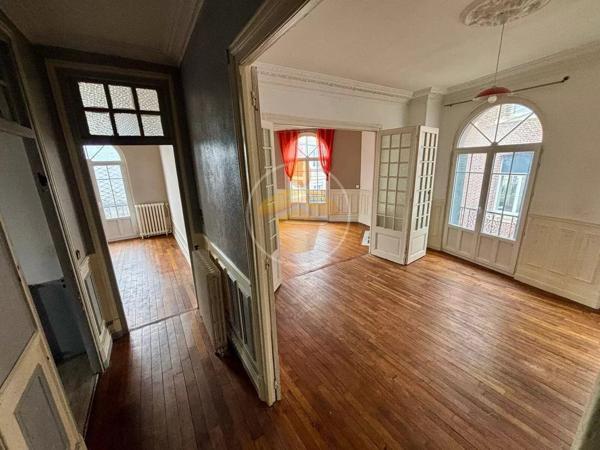 Vente                                                      Maison
                        
                     8 pièces                      190 m2                     à La Fère