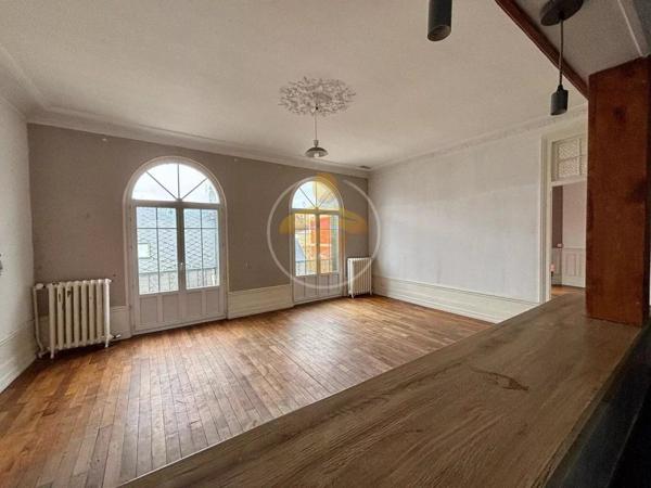 Vente                                                      Maison
                        
                     8 pièces                      190 m2                     à La Fère