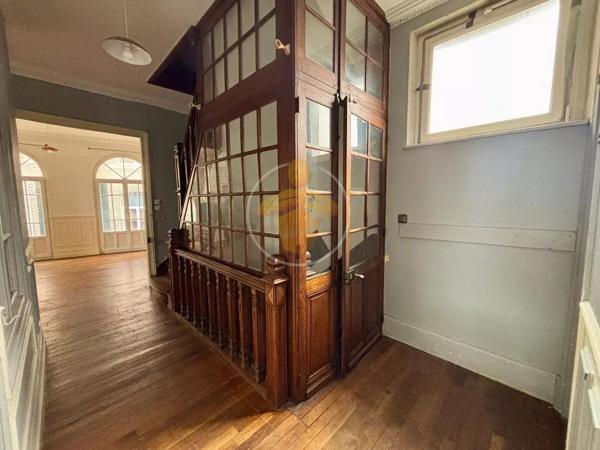 Vente                                                      Maison
                        
                     8 pièces                      190 m2                     à La Fère