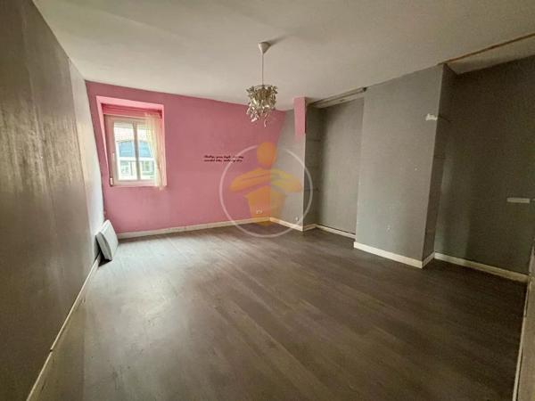 Vente                                                      Maison
                        
                     8 pièces                      190 m2                     à La Fère