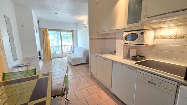 Sanary, T2 Bis d'environ 26 m² dans résidence sécurisée proche des plages.