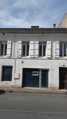 Bel appartement avec local commercial et dépendances