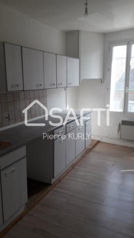 Bel appartement avec local commercial et dépendances