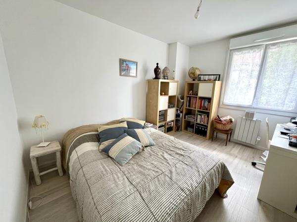 Appartement
                                                                                                                                                                                                                                                                                                                        6 pièce(s)                                                                                                                                                                                                          4 chambre(s)                                                                                                                                                                                                          105  m²