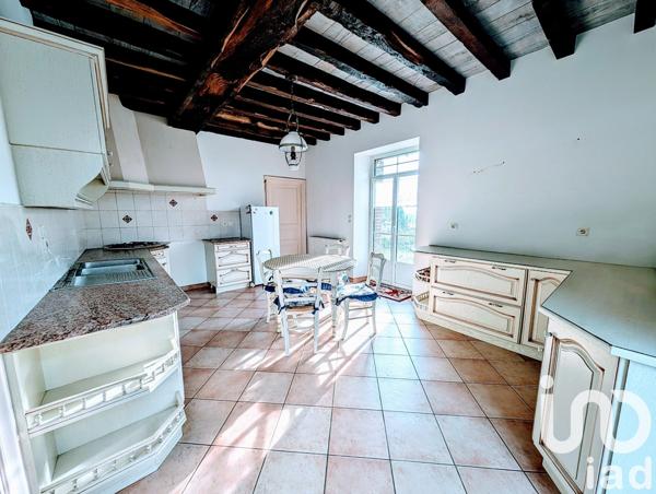 Maison traditionnelle 7 pièces de 221 m² à Marcillé-Robert (35240)