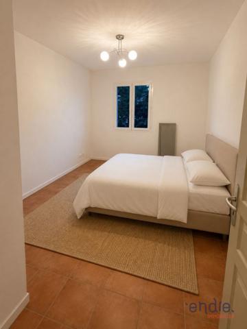 immeuble de rapport-166 m2-Appartement+Local commercial-Parkings privatifs.