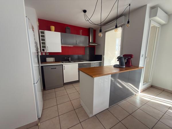 Appartement T2 Villeurbanne, Gratte-ciel, balcon, cave, garage double en sus.