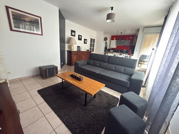 Appartement T2 Villeurbanne, Gratte-ciel, balcon, cave, garage double en sus.