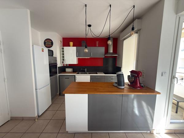 Appartement T2 Villeurbanne, Gratte-ciel, balcon, cave, garage double en sus.