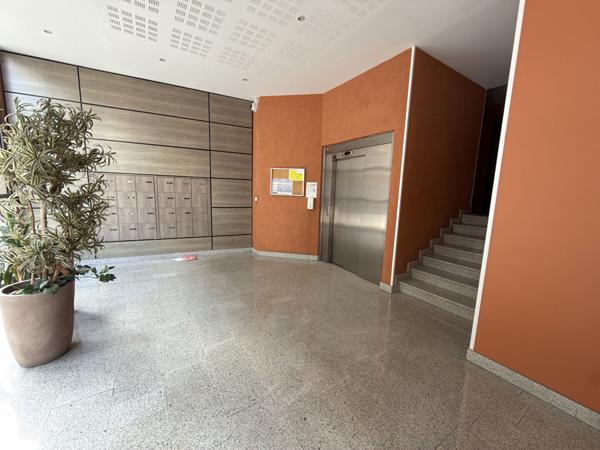 Appartement T2 Villeurbanne, Gratte-ciel, balcon, cave, garage double en sus.