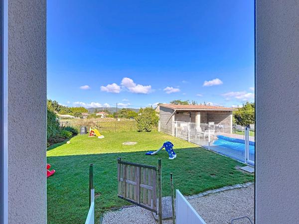 Villa Livron Sur Drome 4 chambres et Piscine, jardin , panneaux photovoltaïques.