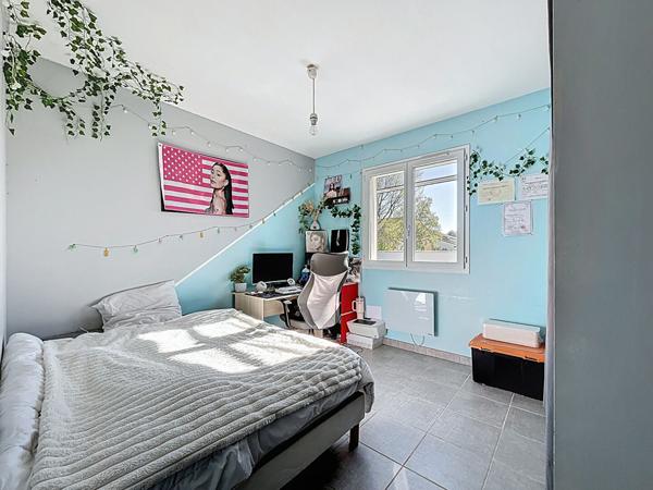 Villa Livron Sur Drome 4 chambres et Piscine, jardin , panneaux photovoltaïques.