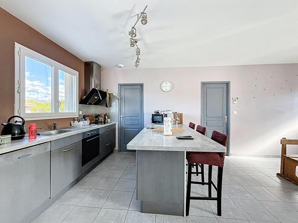 Villa Livron Sur Drome 4 chambres et Piscine, jardin , panneaux photovoltaïques.