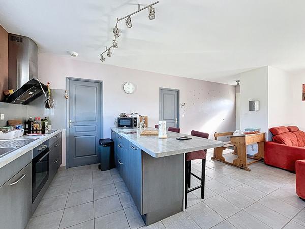 Villa Livron Sur Drome 4 chambres et Piscine, jardin , panneaux photovoltaïques.