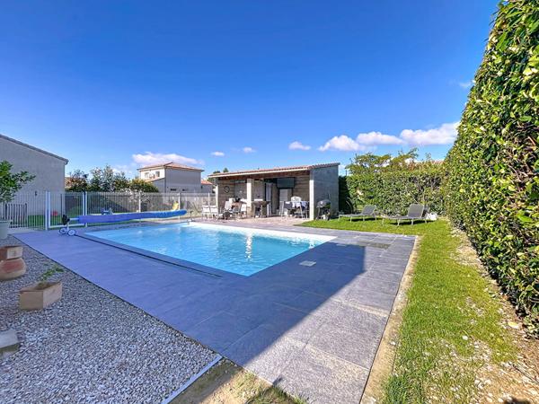 Villa Livron Sur Drome 4 chambres et Piscine, jardin , panneaux photovoltaïques.