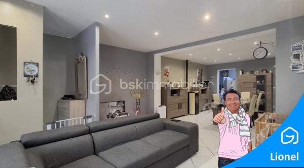 Lionel IMMOBILIER a le plaisir de vous présenter cette maison de 173 m², située à Liévin. proche des commodités urbanistiques.
Érigée sur un terrin d'environ 220 m².

Agencement intérieur
Au rez-de-chaussée :
Entrée fonctionnelle desservant une pièce de vie spacieuse de 38 m². 
Cuisine semi ouverte complète, chaleureuse et conviviale (possibilité de la fermer facilement selon vos besoins). de 17 m² environ. 
Arrière cuisine avec possibilité de salle de jeux, 20 m² environ. 
Salle de bains, douche à l'italienne et baignoire. 
WC indépendant.

À l'étage :
Cinq grandes chambres de 14 à 25 m² habitables.

Extérieurs : 
Jardin et cabane de jardin.

Prestations techniques & Confort/ DPE : C
Chauffage : Poêle à granulés programmable combiné à un chauffage électrique. 
Menuiseries : Huisseries double vitrage avec persiennes.
Assainissement : Raccordée au tout-à-l'égout.

L'avis de l'expert : Un bien 5 chambres, proposant de superbes volumes. À visiter sans tarder !