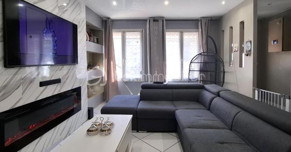 Lionel IMMOBILIER a le plaisir de vous présenter cette maison de 173 m², située à Liévin. proche des commodités urbanistiques.
Érigée sur un terrin d'environ 220 m².

Agencement intérieur
Au rez-de-chaussée :
Entrée fonctionnelle desservant une pièce de vie spacieuse de 38 m². 
Cuisine semi ouverte complète, chaleureuse et conviviale (possibilité de la fermer facilement selon vos besoins). de 17 m² environ. 
Arrière cuisine avec possibilité de salle de jeux, 20 m² environ. 
Salle de bains, douche à l'italienne et baignoire. 
WC indépendant.

À l'étage :
Cinq grandes chambres de 14 à 25 m² habitables.

Extérieurs : 
Jardin et cabane de jardin.

Prestations techniques & Confort/ DPE : C
Chauffage : Poêle à granulés programmable combiné à un chauffage électrique. 
Menuiseries : Huisseries double vitrage avec persiennes.
Assainissement : Raccordée au tout-à-l'égout.

L'avis de l'expert : Un bien 5 chambres, proposant de superbes volumes. À visiter sans tarder !
