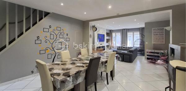 Lionel IMMOBILIER a le plaisir de vous présenter cette maison de 173 m², située à Liévin. proche des commodités urbanistiques.
Érigée sur un terrin d'environ 220 m².

Agencement intérieur
Au rez-de-chaussée :
Entrée fonctionnelle desservant une pièce de vie spacieuse de 38 m². 
Cuisine semi ouverte complète, chaleureuse et conviviale (possibilité de la fermer facilement selon vos besoins). de 17 m² environ. 
Arrière cuisine avec possibilité de salle de jeux, 20 m² environ. 
Salle de bains, douche à l'italienne et baignoire. 
WC indépendant.

À l'étage :
Cinq grandes chambres de 14 à 25 m² habitables.

Extérieurs : 
Jardin et cabane de jardin.

Prestations techniques & Confort/ DPE : C
Chauffage : Poêle à granulés programmable combiné à un chauffage électrique. 
Menuiseries : Huisseries double vitrage avec persiennes.
Assainissement : Raccordée au tout-à-l'égout.

L'avis de l'expert : Un bien 5 chambres, proposant de superbes volumes. À visiter sans tarder !