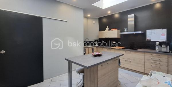 Lionel IMMOBILIER a le plaisir de vous présenter cette maison de 173 m², située à Liévin. proche des commodités urbanistiques.
Érigée sur un terrin d'environ 220 m².

Agencement intérieur
Au rez-de-chaussée :
Entrée fonctionnelle desservant une pièce de vie spacieuse de 38 m². 
Cuisine semi ouverte complète, chaleureuse et conviviale (possibilité de la fermer facilement selon vos besoins). de 17 m² environ. 
Arrière cuisine avec possibilité de salle de jeux, 20 m² environ. 
Salle de bains, douche à l'italienne et baignoire. 
WC indépendant.

À l'étage :
Cinq grandes chambres de 14 à 25 m² habitables.

Extérieurs : 
Jardin et cabane de jardin.

Prestations techniques & Confort/ DPE : C
Chauffage : Poêle à granulés programmable combiné à un chauffage électrique. 
Menuiseries : Huisseries double vitrage avec persiennes.
Assainissement : Raccordée au tout-à-l'égout.

L'avis de l'expert : Un bien 5 chambres, proposant de superbes volumes. À visiter sans tarder !