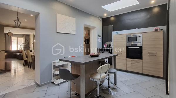 Lionel IMMOBILIER a le plaisir de vous présenter cette maison de 173 m², située à Liévin. proche des commodités urbanistiques.
Érigée sur un terrin d'environ 220 m².

Agencement intérieur
Au rez-de-chaussée :
Entrée fonctionnelle desservant une pièce de vie spacieuse de 38 m². 
Cuisine semi ouverte complète, chaleureuse et conviviale (possibilité de la fermer facilement selon vos besoins). de 17 m² environ. 
Arrière cuisine avec possibilité de salle de jeux, 20 m² environ. 
Salle de bains, douche à l'italienne et baignoire. 
WC indépendant.

À l'étage :
Cinq grandes chambres de 14 à 25 m² habitables.

Extérieurs : 
Jardin et cabane de jardin.

Prestations techniques & Confort/ DPE : C
Chauffage : Poêle à granulés programmable combiné à un chauffage électrique. 
Menuiseries : Huisseries double vitrage avec persiennes.
Assainissement : Raccordée au tout-à-l'égout.

L'avis de l'expert : Un bien 5 chambres, proposant de superbes volumes. À visiter sans tarder !