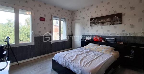 Lionel IMMOBILIER a le plaisir de vous présenter cette maison de 173 m², située à Liévin. proche des commodités urbanistiques.
Érigée sur un terrin d'environ 220 m².

Agencement intérieur
Au rez-de-chaussée :
Entrée fonctionnelle desservant une pièce de vie spacieuse de 38 m². 
Cuisine semi ouverte complète, chaleureuse et conviviale (possibilité de la fermer facilement selon vos besoins). de 17 m² environ. 
Arrière cuisine avec possibilité de salle de jeux, 20 m² environ. 
Salle de bains, douche à l'italienne et baignoire. 
WC indépendant.

À l'étage :
Cinq grandes chambres de 14 à 25 m² habitables.

Extérieurs : 
Jardin et cabane de jardin.

Prestations techniques & Confort/ DPE : C
Chauffage : Poêle à granulés programmable combiné à un chauffage électrique. 
Menuiseries : Huisseries double vitrage avec persiennes.
Assainissement : Raccordée au tout-à-l'égout.

L'avis de l'expert : Un bien 5 chambres, proposant de superbes volumes. À visiter sans tarder !
