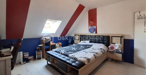Lionel IMMOBILIER a le plaisir de vous présenter cette maison de 173 m², située à Liévin. proche des commodités urbanistiques.
Érigée sur un terrin d'environ 220 m².

Agencement intérieur
Au rez-de-chaussée :
Entrée fonctionnelle desservant une pièce de vie spacieuse de 38 m². 
Cuisine semi ouverte complète, chaleureuse et conviviale (possibilité de la fermer facilement selon vos besoins). de 17 m² environ. 
Arrière cuisine avec possibilité de salle de jeux, 20 m² environ. 
Salle de bains, douche à l'italienne et baignoire. 
WC indépendant.

À l'étage :
Cinq grandes chambres de 14 à 25 m² habitables.

Extérieurs : 
Jardin et cabane de jardin.

Prestations techniques & Confort/ DPE : C
Chauffage : Poêle à granulés programmable combiné à un chauffage électrique. 
Menuiseries : Huisseries double vitrage avec persiennes.
Assainissement : Raccordée au tout-à-l'égout.

L'avis de l'expert : Un bien 5 chambres, proposant de superbes volumes. À visiter sans tarder !