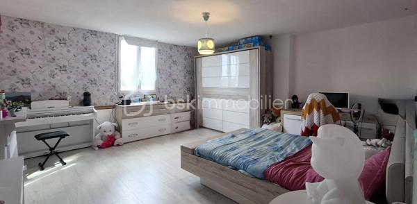 Lionel IMMOBILIER a le plaisir de vous présenter cette maison de 173 m², située à Liévin. proche des commodités urbanistiques.
Érigée sur un terrin d'environ 220 m².

Agencement intérieur
Au rez-de-chaussée :
Entrée fonctionnelle desservant une pièce de vie spacieuse de 38 m². 
Cuisine semi ouverte complète, chaleureuse et conviviale (possibilité de la fermer facilement selon vos besoins). de 17 m² environ. 
Arrière cuisine avec possibilité de salle de jeux, 20 m² environ. 
Salle de bains, douche à l'italienne et baignoire. 
WC indépendant.

À l'étage :
Cinq grandes chambres de 14 à 25 m² habitables.

Extérieurs : 
Jardin et cabane de jardin.

Prestations techniques & Confort/ DPE : C
Chauffage : Poêle à granulés programmable combiné à un chauffage électrique. 
Menuiseries : Huisseries double vitrage avec persiennes.
Assainissement : Raccordée au tout-à-l'égout.

L'avis de l'expert : Un bien 5 chambres, proposant de superbes volumes. À visiter sans tarder !