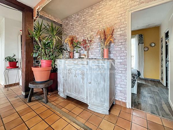 Maison de plain pied à vendre : Palazinges, 92m2 habitable, pièce de vie de 47m2, jardin arboré, 3 chambres, vue, poêle à bois et isolation récente, Garage