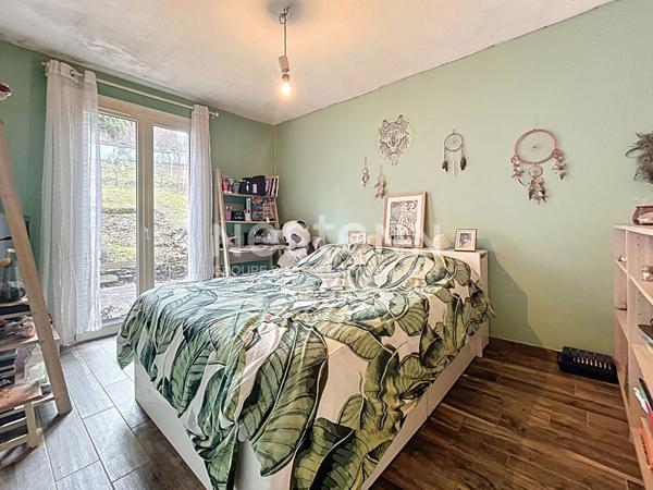 Maison de plain pied à vendre : Palazinges, 92m2 habitable, pièce de vie de 47m2, jardin arboré, 3 chambres, vue, poêle à bois et isolation récente, Garage