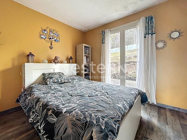 Maison de plain pied à vendre : Palazinges, 92m2 habitable, pièce de vie de 47m2, jardin arboré, 3 chambres, vue, poêle à bois et isolation récente, Garage