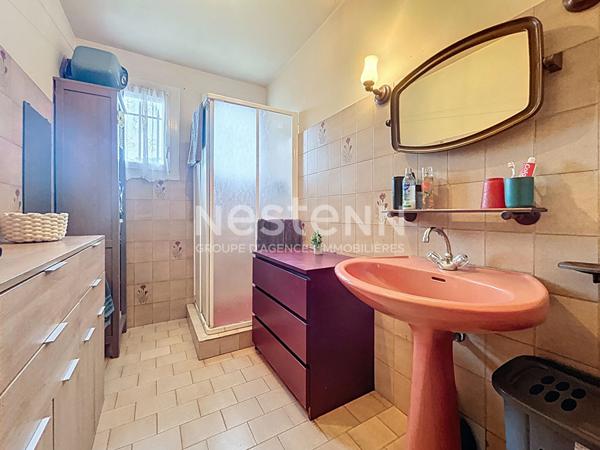 Maison de plain pied à vendre : Palazinges, 92m2 habitable, pièce de vie de 47m2, jardin arboré, 3 chambres, vue, poêle à bois et isolation récente, Garage