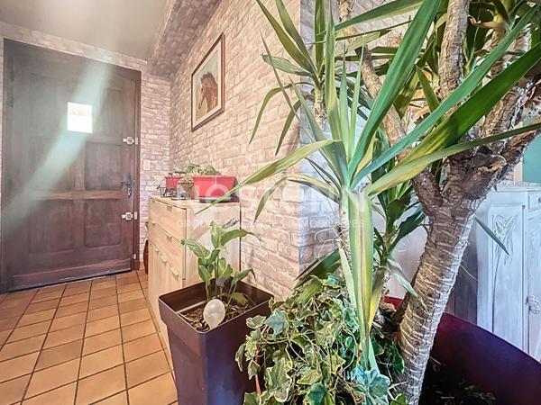 Maison de plain pied à vendre : Palazinges, 92m2 habitable, pièce de vie de 47m2, jardin arboré, 3 chambres, vue, poêle à bois et isolation récente, Garage