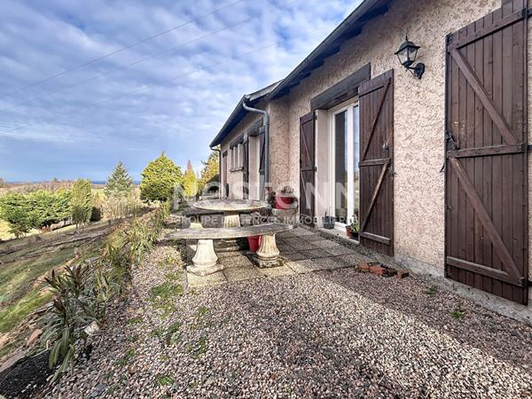 Maison de plain pied à vendre : Palazinges, 92m2 habitable, pièce de vie de 47m2, jardin arboré, 3 chambres, vue, poêle à bois et isolation récente, Garage