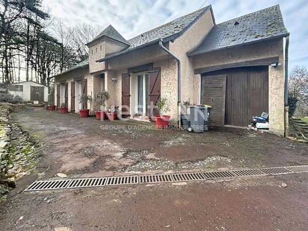 Maison de plain pied à vendre : Palazinges, 92m2 habitable, pièce de vie de 47m2, jardin arboré, 3 chambres, vue, poêle à bois et isolation récente, Garage