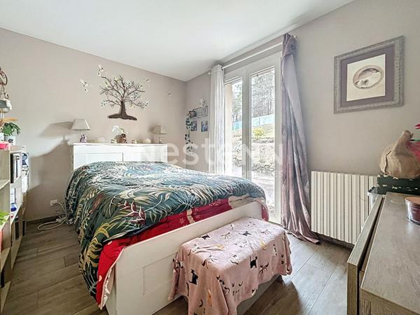 Maison de plain pied à vendre : Palazinges, 92m2 habitable, pièce de vie de 47m2, jardin arboré, 3 chambres, vue, poêle à bois et isolation récente, Garage