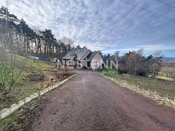 Maison de plain pied à vendre : Palazinges, 92m2 habitable, pièce de vie de 47m2, jardin arboré, 3 chambres, vue, poêle à bois et isolation récente, Garage