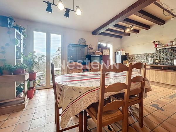 Maison de plain pied à vendre : Palazinges, 92m2 habitable, pièce de vie de 47m2, jardin arboré, 3 chambres, vue, poêle à bois et isolation récente, Garage
