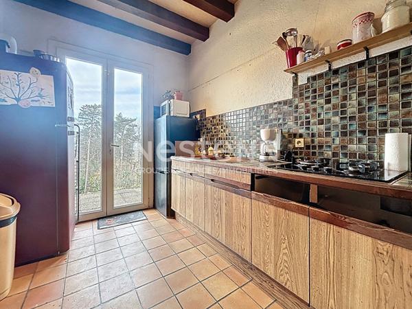 Maison de plain pied à vendre : Palazinges, 92m2 habitable, pièce de vie de 47m2, jardin arboré, 3 chambres, vue, poêle à bois et isolation récente, Garage